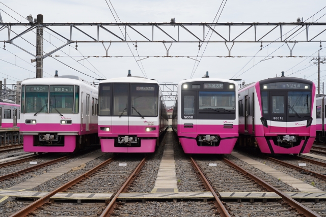 左から新京成電鉄8800形、8900形、N800形、80000形電車(からのち/写真AC)