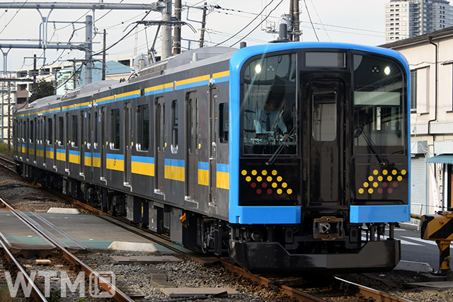 鶴見線で2023年12月24日(日)から営業運転を順次開始するJR東日本E131系電車の試運転の様子(Katsumi/TOKYO STUDIO)