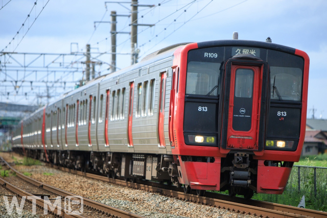 混雑率緩和のため全編成にロングシート化工事が施工されるJR九州813系電車(ninochan555/写真AC)