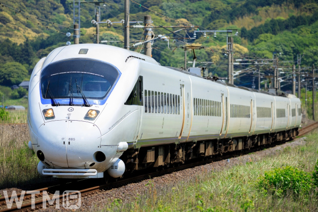 特急「リレーかもめ」「みどり」「ソニック」などで運行しているJR九州885系電車(ninochan555/写真AC)