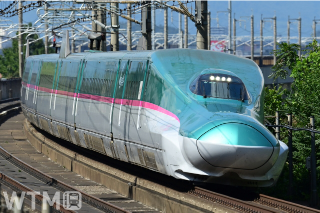 東北・北海道新幹線で運行しているJR東日本E5系(京翔九彩/写真AC)