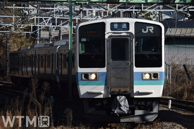 中央本線・篠ノ井線などで運行しているJR東日本211系電車(Katsumi/TOKYO STUDIO)