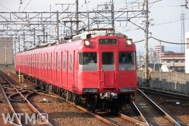 犬山線・豊田線と名古屋市営地下鉄鶴舞線との相互直通運転に使用されている名鉄100系電車(スポッティー/写真AC)