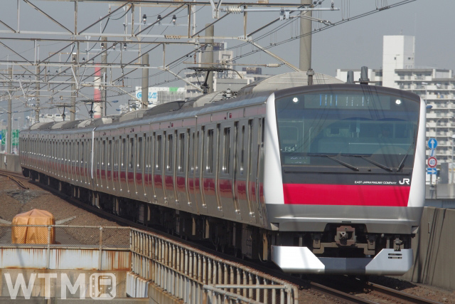 京葉線内だけでなく外房線・内房線直通列車として運行しているJR東日本E233系電車(たもぞう/写真AC)