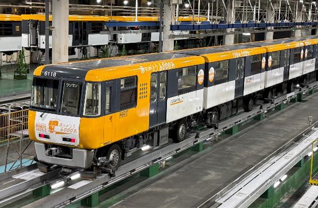 引退記念のラッピング装飾が施されたアストラムライン6000系電車(広島高速交通提供)