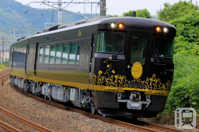 2025年夏季は大阪駅〜敦賀駅間で運行するJR西日本の観光列車「はなあかり」キハ189系気動車(JR西日本提供)