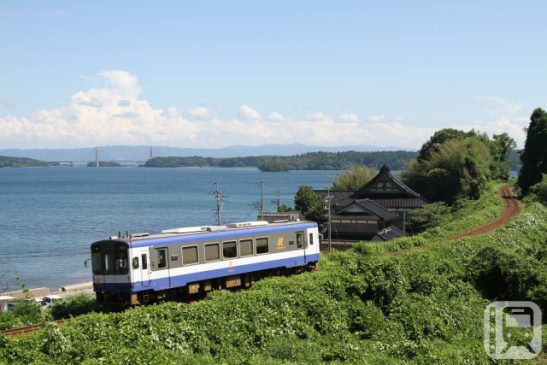 七尾湾沿いを走行するのと鉄道NT200形気動車(PoN太/PhotoAC)