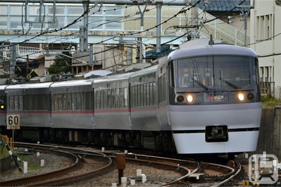 「ビール特急」乗って生ビール飲みながら川越夏まつりへ 本川越駅に停車中のラビューは「ホーム酒場」に