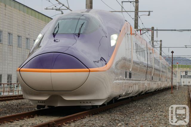 山形新幹線で運行しているJR東日本E8系(りきー/PhotoAC)