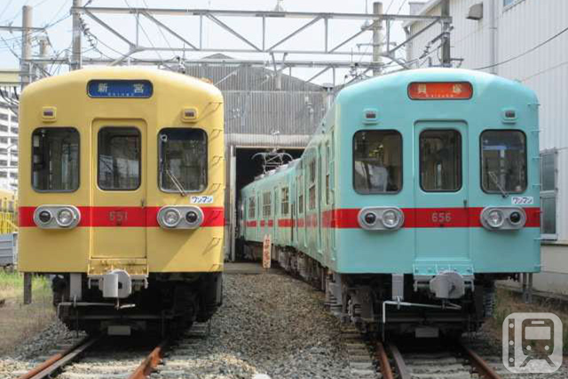 「アイスグリーン」に復刻塗装された西鉄600形電車(右)(西日本鉄道提供)