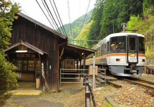 利用者僅少の駅ばかり停車「飯田線秘境駅号」今秋も 銘酒を楽しめる特別列車を“意外な始発駅”から初運行