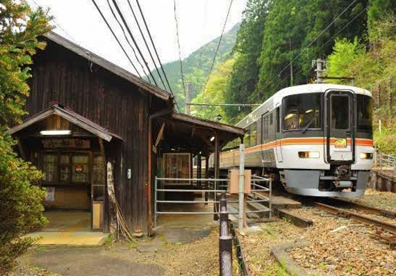 飯田線の秘境駅の一つ、小和田駅に停車する急行「飯田線秘境駅号」JR東海373系電車(JR東海提供)