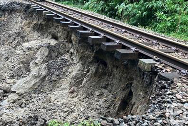 2025年8月7日(木)から降り続いた大雨により日豊本線霧島神宮駅～国分駅間で発生した築堤崩壊の被害(JR九州提供)