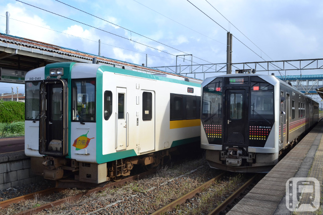 陸羽西線で運行しているJR東日本キハ110系気動車(左)と、羽越本線で運行しているJR東日本GV-E400系気動車(Katsumi Yokoyama/2021年10月撮影)