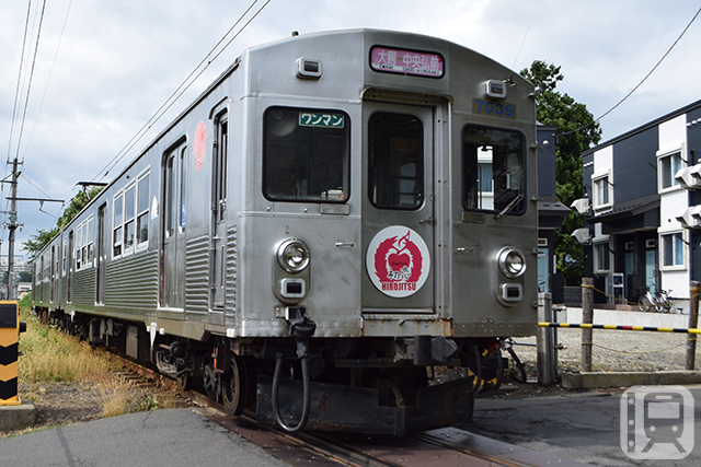 大鰐線を運行する弘南鉄道7000系電車(Katsumi Yokoyama)