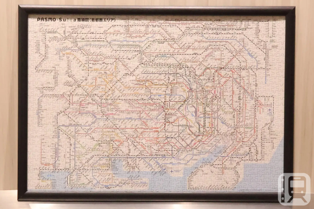 「PASMO・Suica路線図パズル1000ピース」の使用例(額縁は別売)(JR東日本商事提供)
