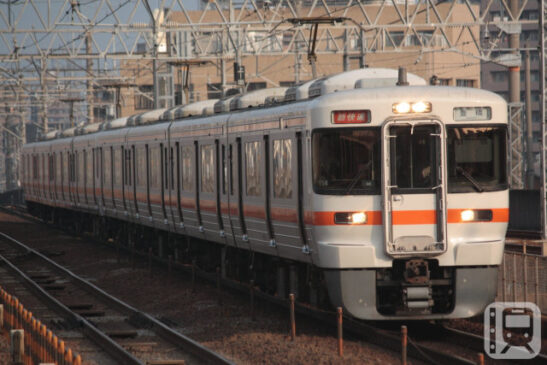 東海道本線などで運行しているJR東海313系電車(taso583/PhotoAC)
