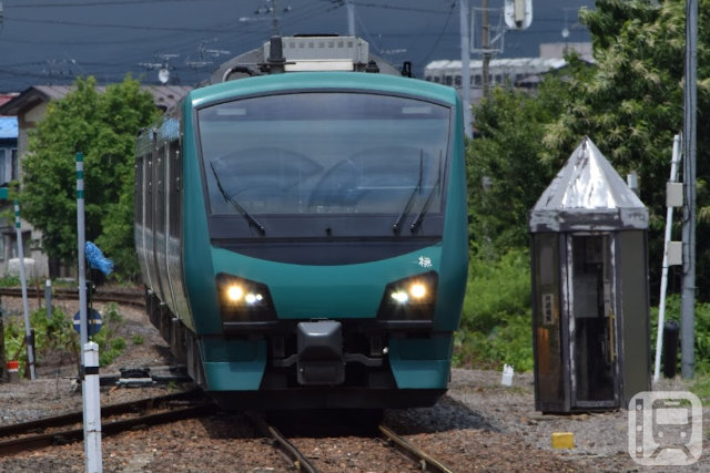 快速「リゾートしらかみ」などで運行するJR東日本HB-E300系ハイブリッド気動車「橅編成」(Katsumi)
