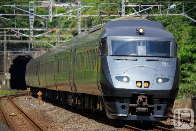 特急「リレーかもめ」「かささぎ」などで運行しているJR九州787系電車(ninochan555/PhotoAC)