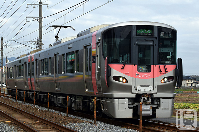 伯備線などで運行するJR西日本227系電車「Urara」(Katsumi Yokoyama)