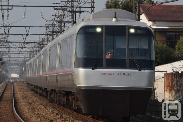 「スーパーはこね号」「ホームウェイ号」などで運行する「特急ロマンスカー・EXEα」小田急30000形電車(Katsumi Yokoyama)