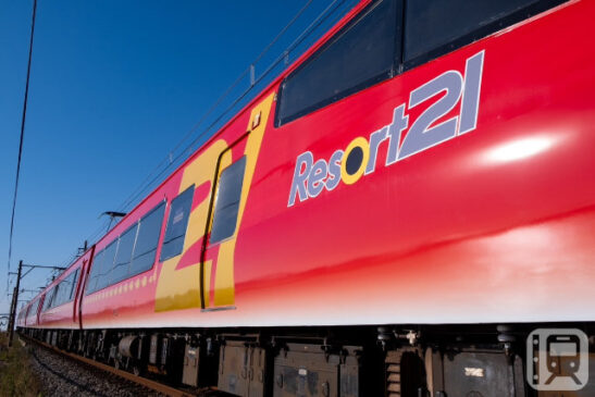 外装デザインをリニューアルした伊豆急行2100系電車「リゾート21キンメ電車」(伊豆急行提供)