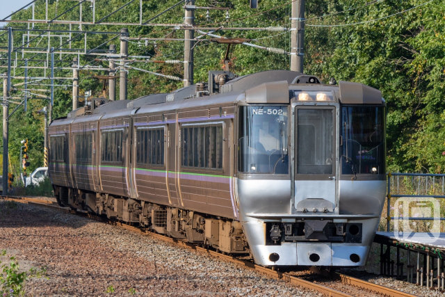 特急「すずらん」などで運行しているJR北海道785系電車(まこりげ/PhotoAC)