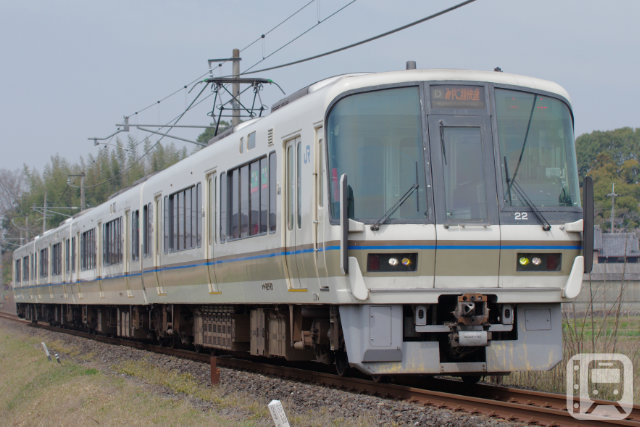 奈良線などで運行しているJR西日本221系電車(たもぞう/PhotoAC)