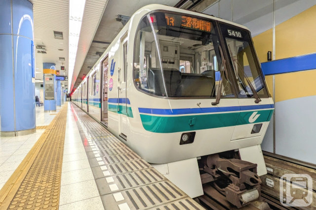 市営地下鉄海岸線で運行している神戸市交通局5000形電車(PoN太/PhotoAC)