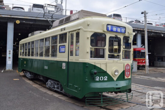 110周年記念で「復刻カラー電車」として運行している長崎電気軌道202号電車(長崎電気軌道提供)