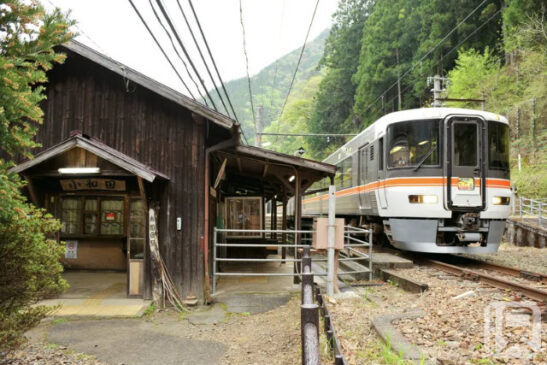 秘境駅の小和田駅にも停車する臨時急行「飯田線秘境駅号」JR東海383系電車(JR東海提供)