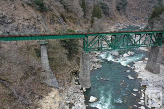 3月17日に撮影した現地の様子では、高山本線の宮川第2橋りょうで橋脚(写真中央)が川の流れにより洗掘されているのがわかる(JR東海提供)