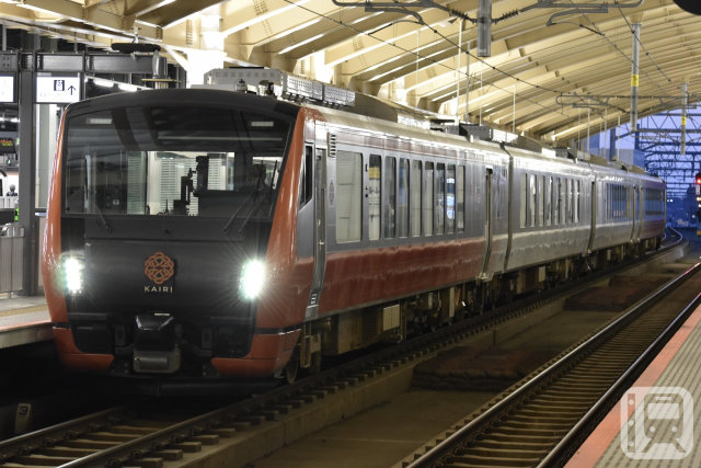 観光列車「海里」として運行しているJR東日本HB-E300系ハイブリッド気動車(Tanaka_Photo/PhotoAC)