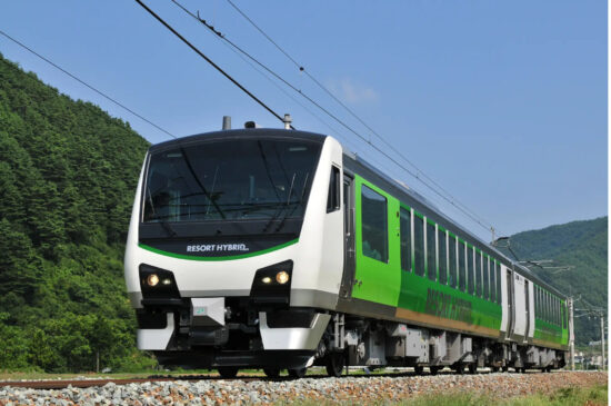 臨時快速列車「リゾートビュー諏訪湖」に使用するJR東日本HB-E300系ハイブリッド気動車(JR東日本提供)