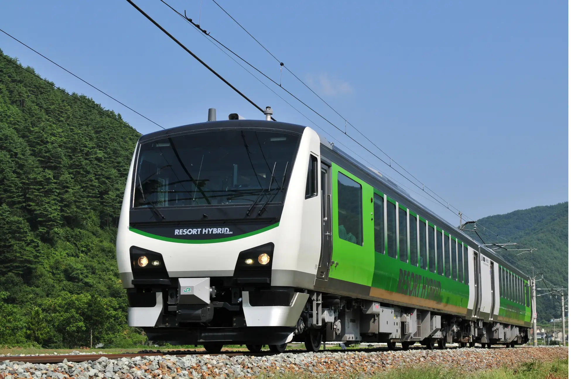 臨時快速列車「リゾートビュー諏訪湖」に使用するJR東日本HB-E300系ハイブリッド気動車(JR東日本提供)