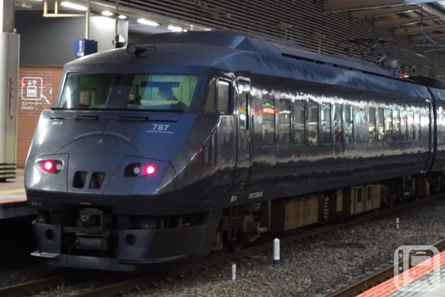 特急「きらめき」などで運行しているJR九州787系電車(いっちー1710/PhotoAC)