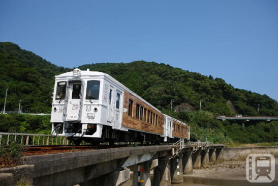 特急「海幸山幸」として運行しているJR九州キハ125系気動車(JR九州提供)