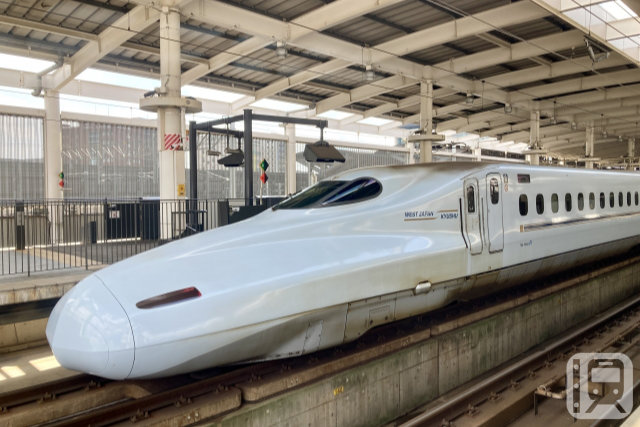 九州・山陽新幹線で運行しているJR九州・JR西日本N700系(えのき5858/PhotoAC)