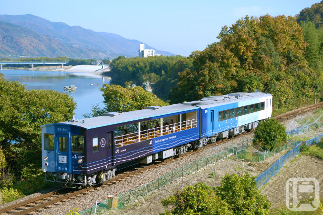 「藍よしのがわトロッコ」などで運行しているJR四国キクハ32形・キハ185系気動車(©徳島県・(一財)徳島県観光協会)