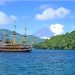 芦ノ湖を遊覧する箱根海賊船「ビクトリー」(小田急箱根提供)