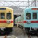 「アイスグリーン」に復刻塗装された西鉄600形電車(右)(西日本鉄道提供)