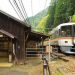 飯田線の秘境駅の一つ、小和田駅に停車する急行「飯田線秘境駅号」JR東海373系電車(JR東海提供)