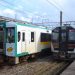 陸羽西線で運行しているJR東日本キハ110系気動車(左)と、羽越本線で運行しているJR東日本GV-E400系気動車(Katsumi Yokoyama/2021年10月撮影)