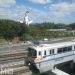 大阪モノレール2000系電車と万博記念公園「太陽の塔」(そい/写真AC)